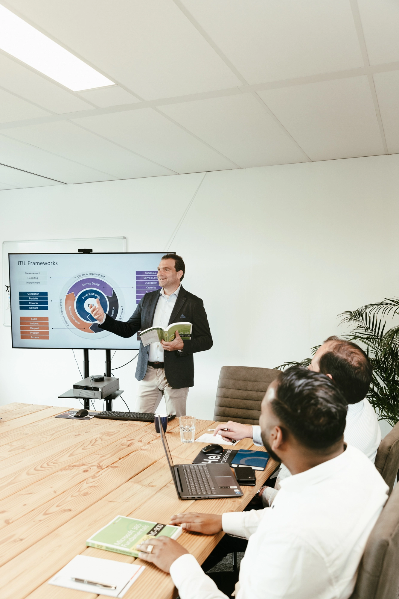 De directeur van Hello Professionals die een presentatie geeft