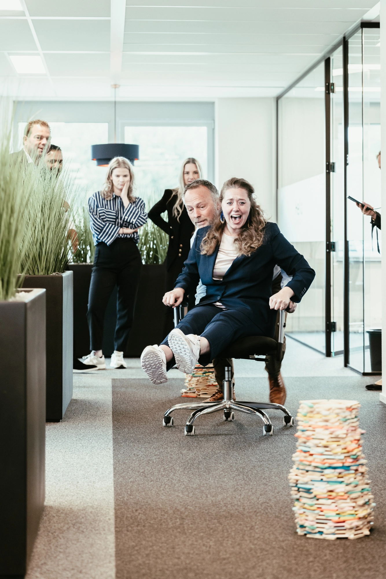 Medewerkers op het Hello Professionals kantoor die veel plezier hebben