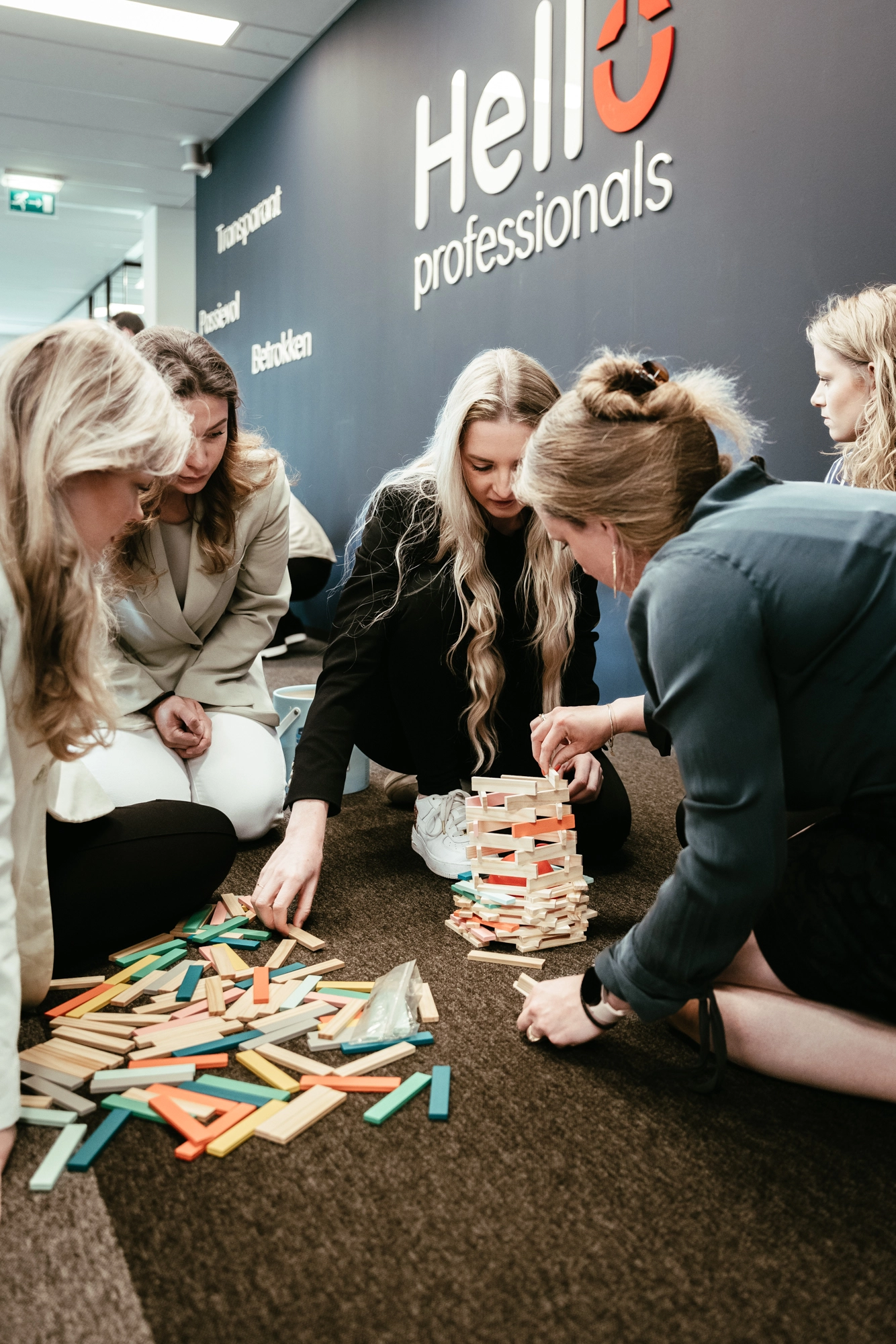Het Hello Professionals team die een teambuild activiteit aan het uitvoeren is om een goede organisatiecultuur te realiseren