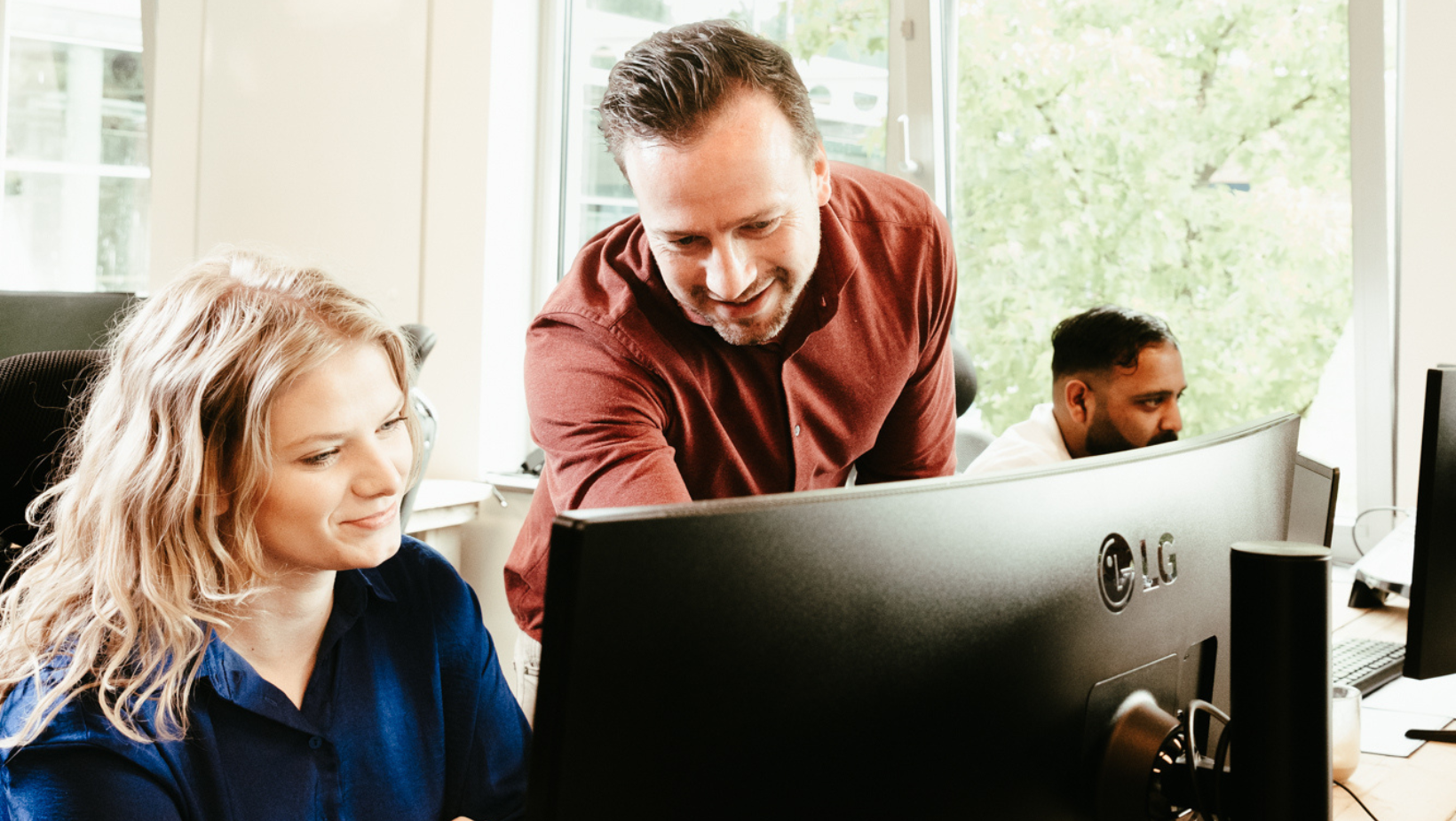 IT-professional die support levert aan gebruikers bij Hello Professionals
