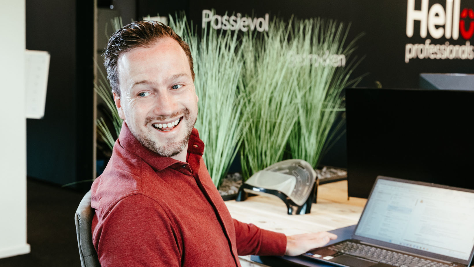 IT-professional die aan het werk is op zijn IT-droombaan