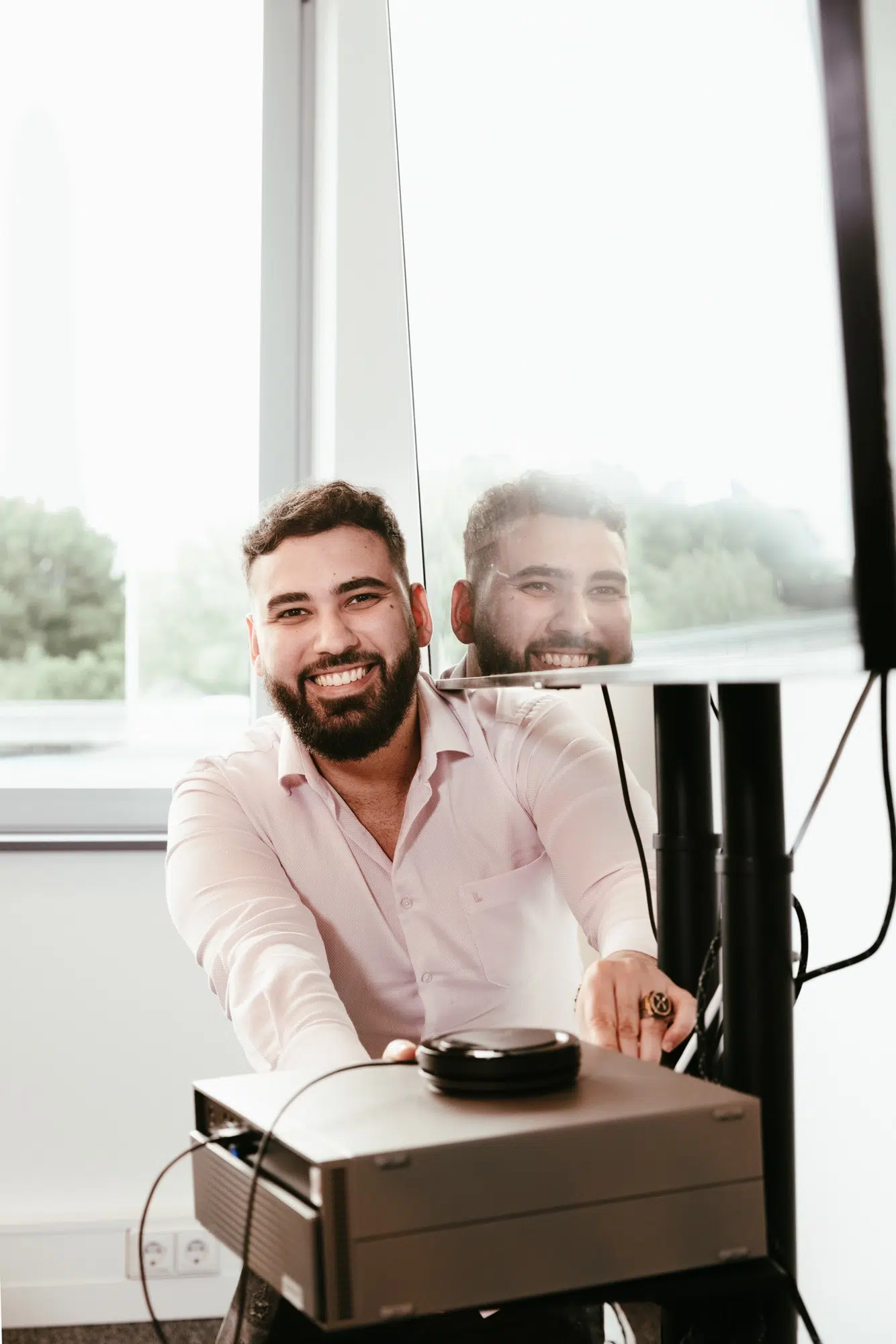 Een systeembeheerder van Hello Professionals die blij aan het werk is en systemen aan het installeren is