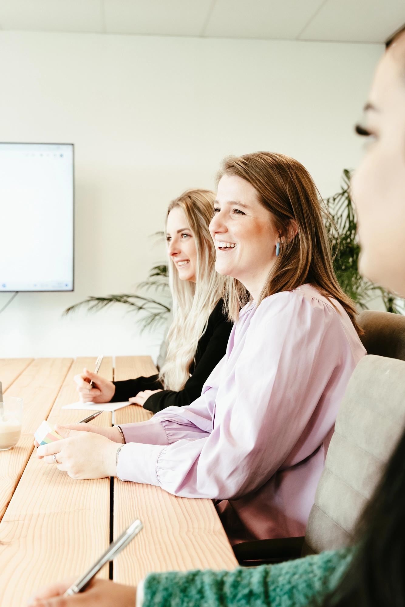 Hello Professionals collega's die blij met elkaar in een overleg zitten om succesvol tot een oplossing te komen